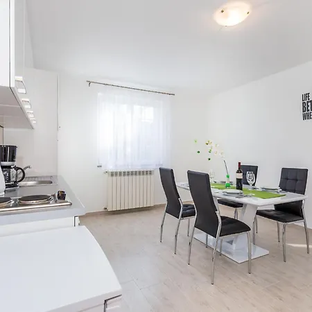 Апартаменты Bright And Modern With Private Terrace