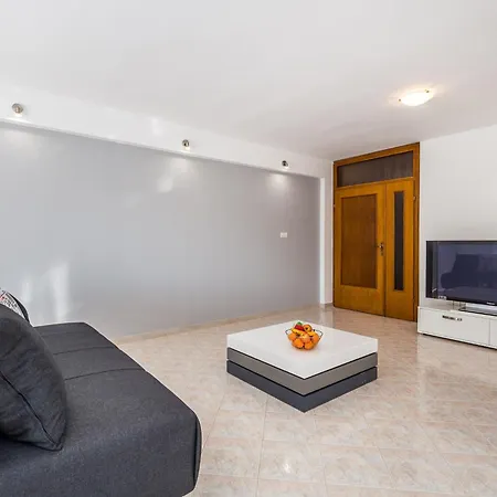 Bright And Modern With Private Terrace Пула