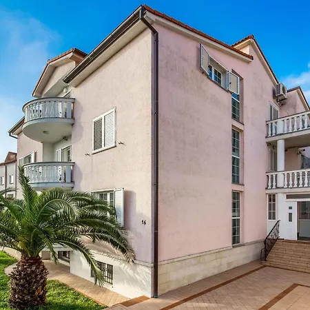 Bright And Modern With Private Terrace Пула